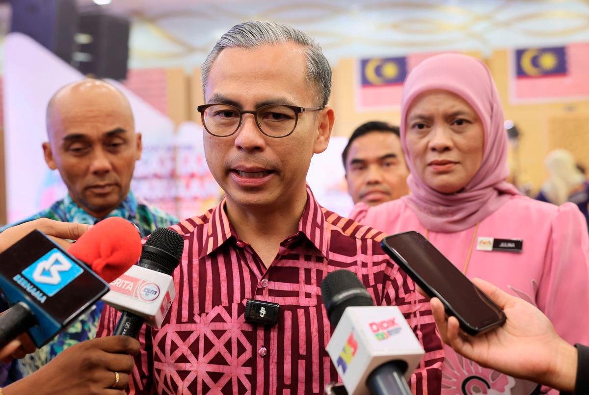 Communications Minister Datuk Fahmi Fadzil (centre) during a press conference at the Final Round of the Kenegaraan\@Kelab Malaysiaku Narrative Competition at Menara Komunikasi today. Also present was Director-General of the Malaysian Information Department (JaPEN), Julina Johan (right). – BERNAMA