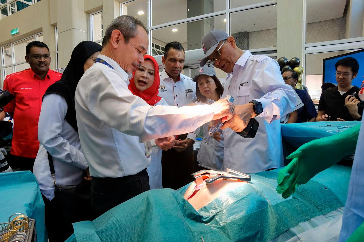 Menteri Kesihatan Datuk Seri Dr Dzulkefly Ahmad melawat reruai pameran kesihatan ketika hadir pada Majlis Sambutan Hari Jantung Jelajah Wira MADANI 2025 di Hospital Sultan Idris Shah (HSIS) hari ini -fotoBERNAMA