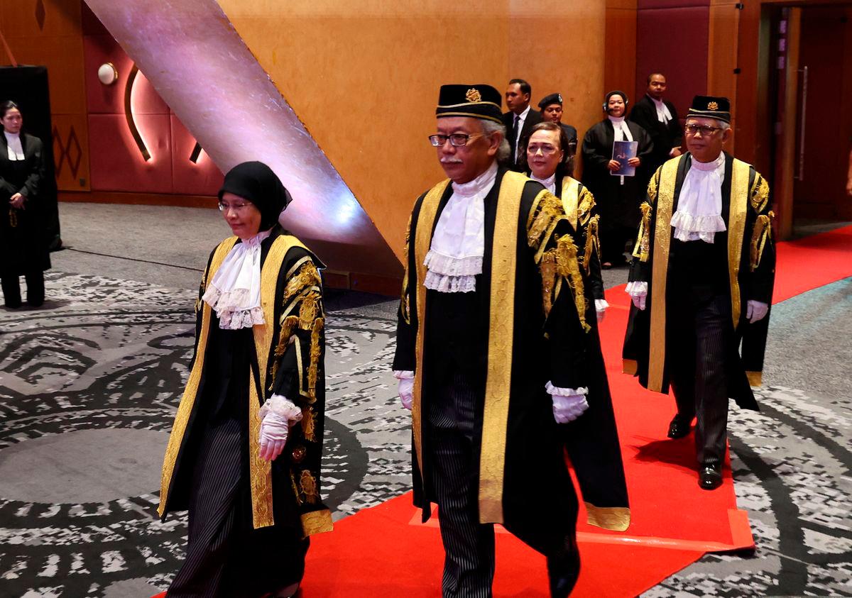Ketua Hakim Negara Tun Tengku Maimun Tuan Mat (kiri), Presiden Mahkamah Rayuan Tan Sri Abang Iskandar Abang Hashim (dua, kiri), Hakim Besar Sabah dan Sarawak Tan Sri Abdul Rahman Sebli (kanan) dan Hakim Besar Malaya Datuk Seri Hasnah Mohammed Hashim (dua, kanan)- BERNAMA