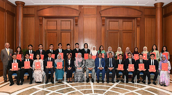 Prime Minister Tun Dr Mahathir Mohamad in a picture together with the MARA loan recipients today at Perdana Putra.