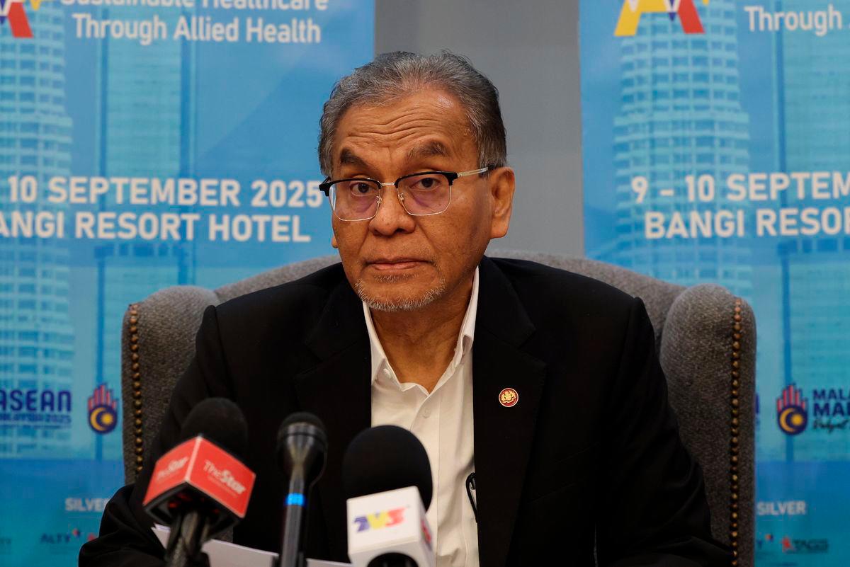 Menteri Kesihatan Datuk Seri Dr Dzulkefly Ahmad ketika sidang media pada majlis perasmian Persidangan Saintifik Kesihatan Bersekutu Kali Ke-4 di sebuah hotel hari ini -fotoBERNAMA