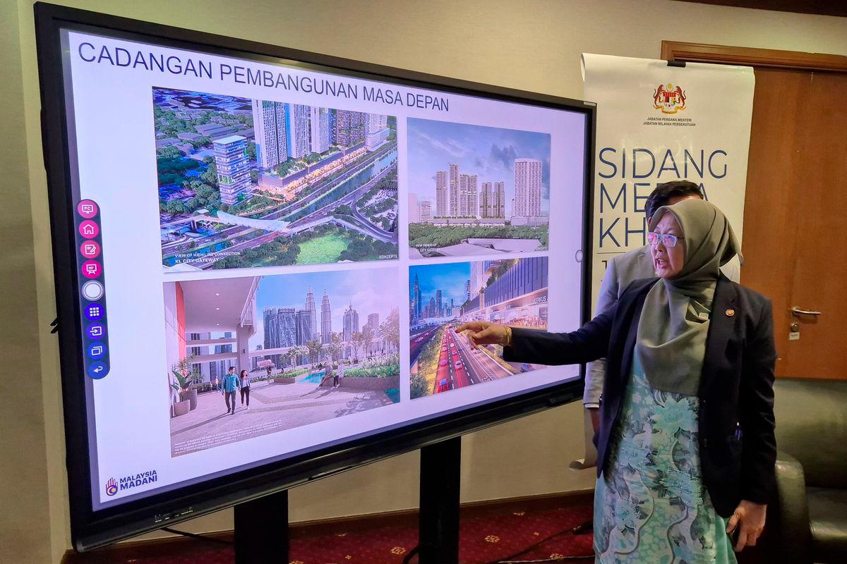 Menteri di Jabatan Perdana Menteri (Wilayah Persekutuan) Datuk Seri Dr. Zaliha Mustafa menunjukkan cadangan pembinaan masa depan Kampung Sungai Baru pada sidang media mengenai isu Kampung Sungai Baru di pejabatnya hari ini. - BERNAMA