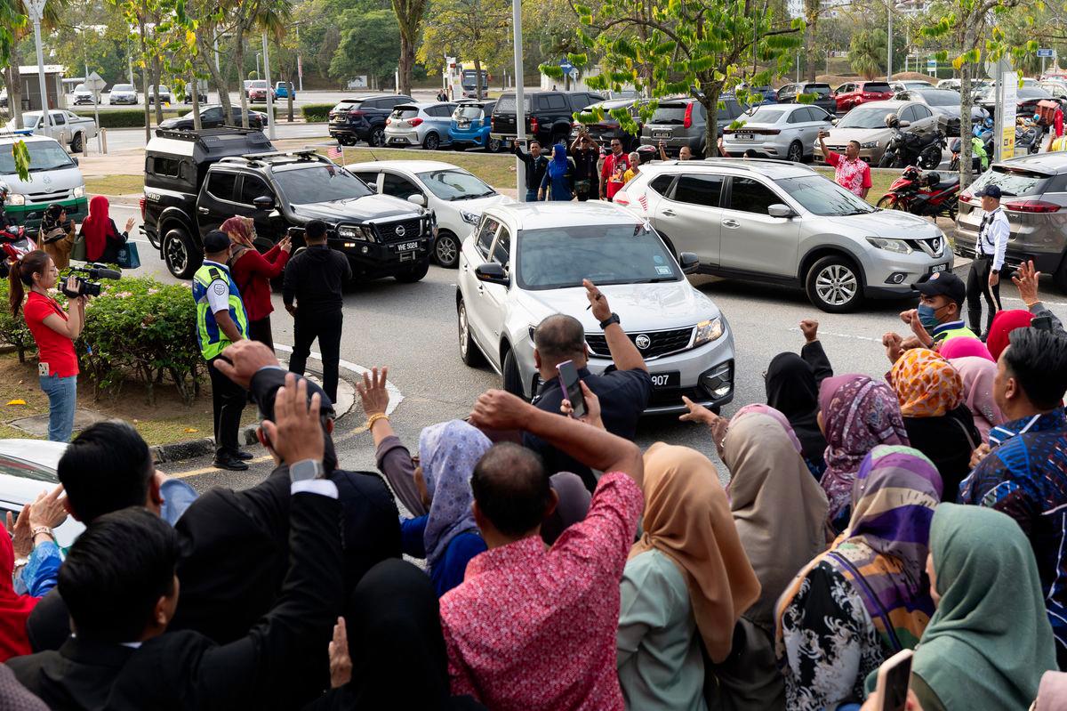 Kenderaan yang membawa bekas Perdana Menteri Datuk Seri Najib Razak masuk ke Istana Kehakiman Putrajaya hari ini.- fotoBERNAMA