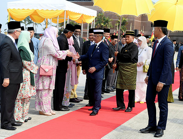 Yang di-Pertuan Agong Al-Sultan Abdullah Ri’ayatuddin Al-Mustafa Billah Shah shaking hands with cabinet ministers before departing to Brunei, at Kuala Lumpur International Airport today. — Bernama