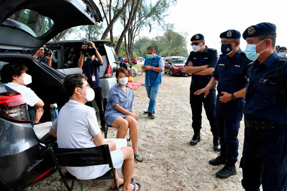 Ketua Polis Selangor beramah mesra dengan para pengunjung semasa melakukan tinjauan pematuhan Prosedur Operasi Standard (SOP) Pelan Pemulihan Negara (PPN) di sekitar Pantai Bagan Lalang/BERNAMAPix