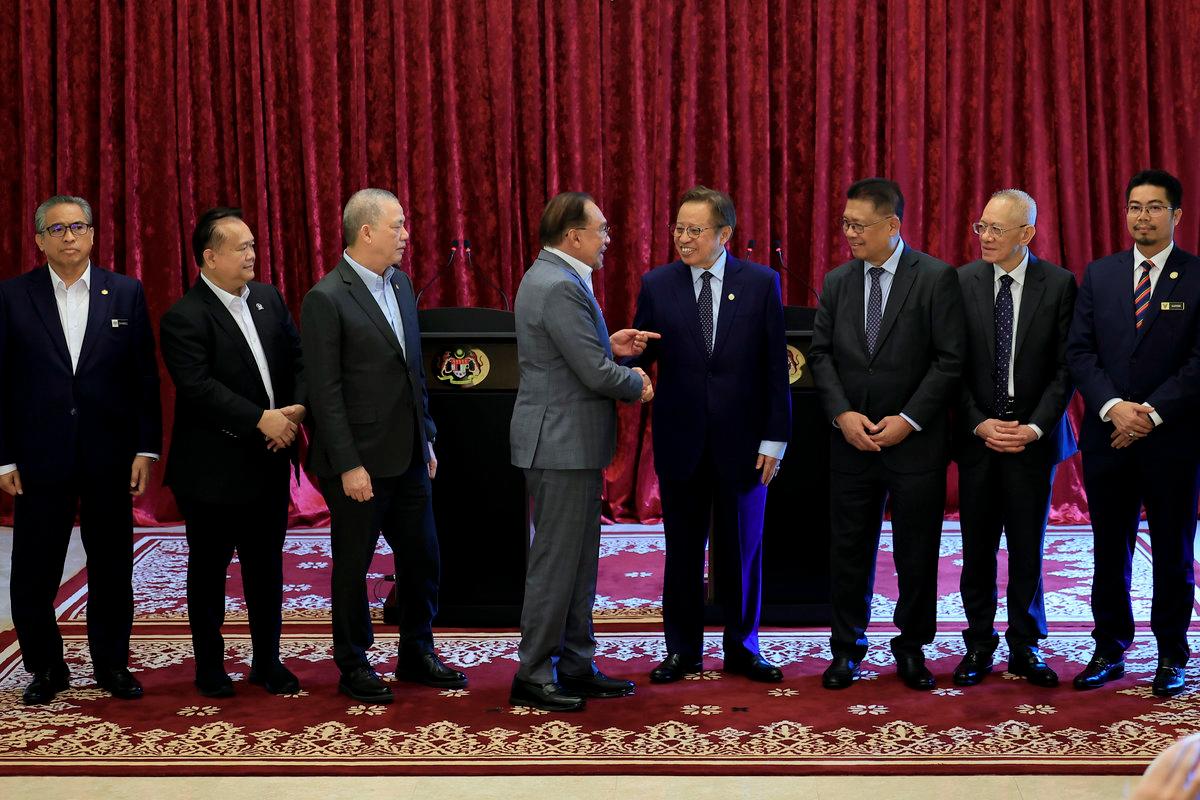 Prime Minister Datuk Seri Anwar Ibrahim (fourth from left) and Sarawak Premier Tan Sri Abang Johari Tun Openg (fourth from right) attended the Memorandum of Understanding (MoU) Exchange Ceremony and Joint Press Conference at the Perdana Putra today.