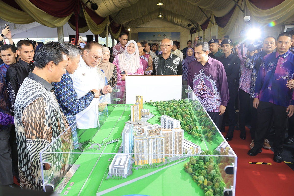Perdana Menteri Datuk Seri Anwar Ibrahim melihat replika projek Kota MADANI pada Majlis Perasmian Projek Pembangunan Kota MADANI di Presint 19 hari ini. - BERNAMA