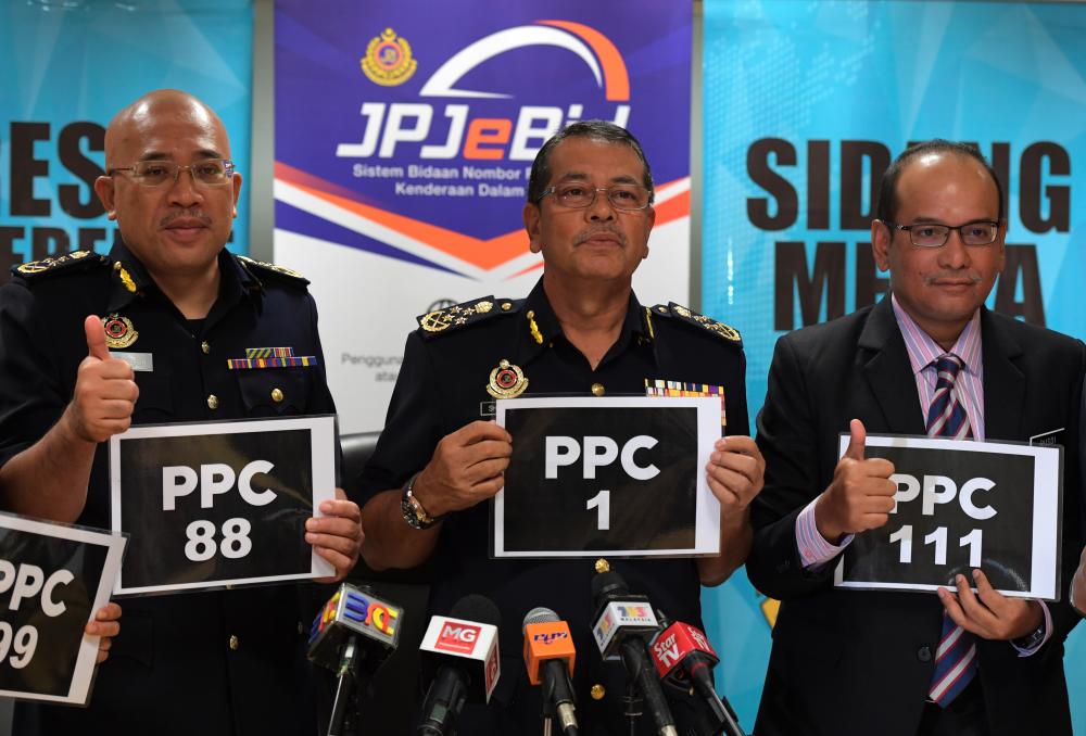 RTD Director-General Datuk Seri Shaharuddin Khalid (C) shows off PPC series registration numbers during a press conference at the Transport Ministry today. - Bernama