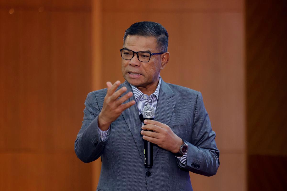 Menteri Dalam Negeri Datuk Seri Saifuddin Nasution Ismail menyampaikan ucapan pada Majlis Perhimpunan Bulanan Kementerian Dalam Negeri (KDN) di Kompleks Setia Perkasa hari ini. - fotoBERNAMA