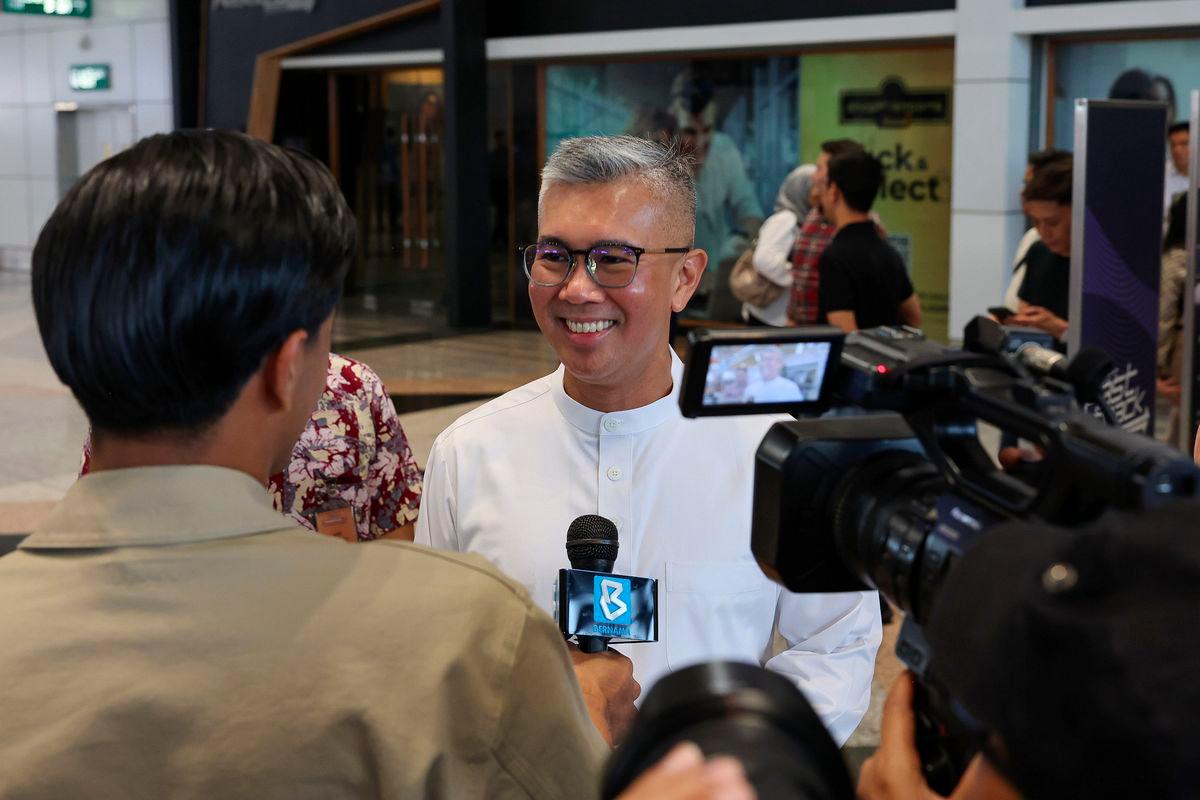 Menteri Pelaburan, Perdagangan dan Industri (MITI) Tengku Datuk Seri Zafrul Abdul Aziz ketika ditemui Bernama di Lapangan Terbang Antarabangsa Kuala Lumpur (KLIA) Terminal 1 sebelum berangkat menunaikan ibadah Haji hari ini.