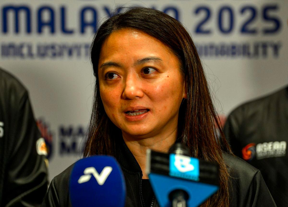 Menteri Belia dan Sukan, Hannah Yeoh, bercakap kepada media pada Majlis Penutupan Program Pemaju Jurulatih Pusat Kecemerlangan ASEAN bagi Kejurulatihan Sukan 2025 yang diadakan di hotel hari ini - fotoBERNAMA