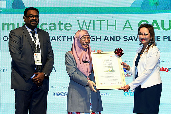 Deputy Prime Minister Datuk Seri Dr Wan Azizah Wan Ismail receives an appreciate certificate from the Workshop of World Communication 2019 at Putrajaya today — Bernama