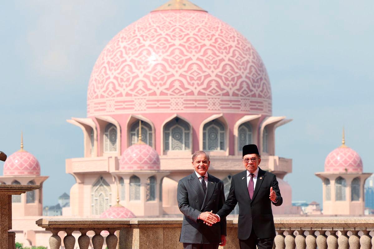 Prime Minister Datuk Seri Anwar Ibrahim shakes hands with his Pakistani counterpart Muhammad Shehbaz Sharif (left) during an official welcome at the Perdana Putra Complex today. - BERNAMA