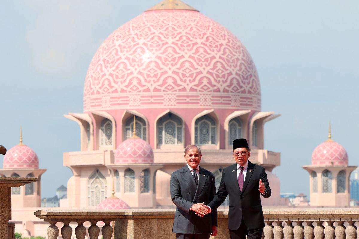 Perdana Menteri Datuk Seri Anwar Ibrahim bersalaman dengan rakan sejawatnya dari Pakistan Muhammad Shehbaz Sharif (kiri) pada sambutan rasmi di Kompleks Perdana Putra, hari ini-fotoBERNAMA