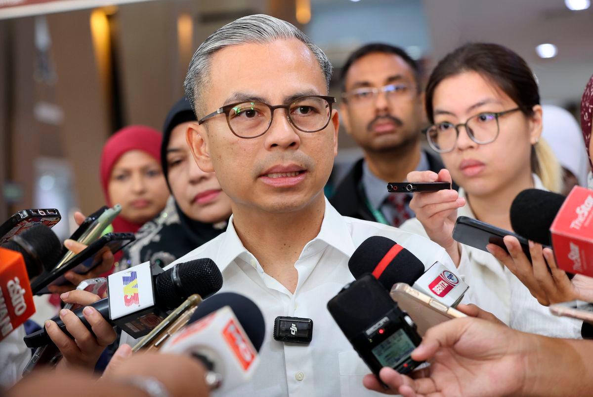 Menteri Komunikasi Datuk Fahmi Fadzil ketika ditemui media selepas menyantuni dan menyerahkan sumbangan Tabung Kasih@HAWANA kepada Editor Foto The New Straits Times (NST) Ikhwan Munir, di Hospital Putrajaya hari ini-fotoBERNAMA