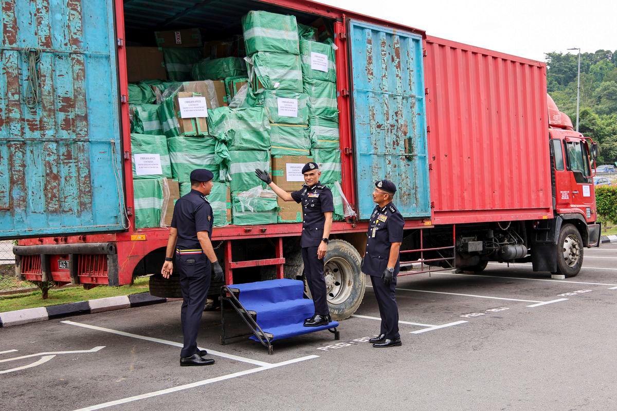 Selangor Police Chief, Datuk Shazeli Kahar (second from right), showing the container carrying untaxed cigarettes that was successfully seized, during a press conference on the arrest and seizure of untaxed cigarettes at the Sepang District Police Headquarters today. - BERNAMA