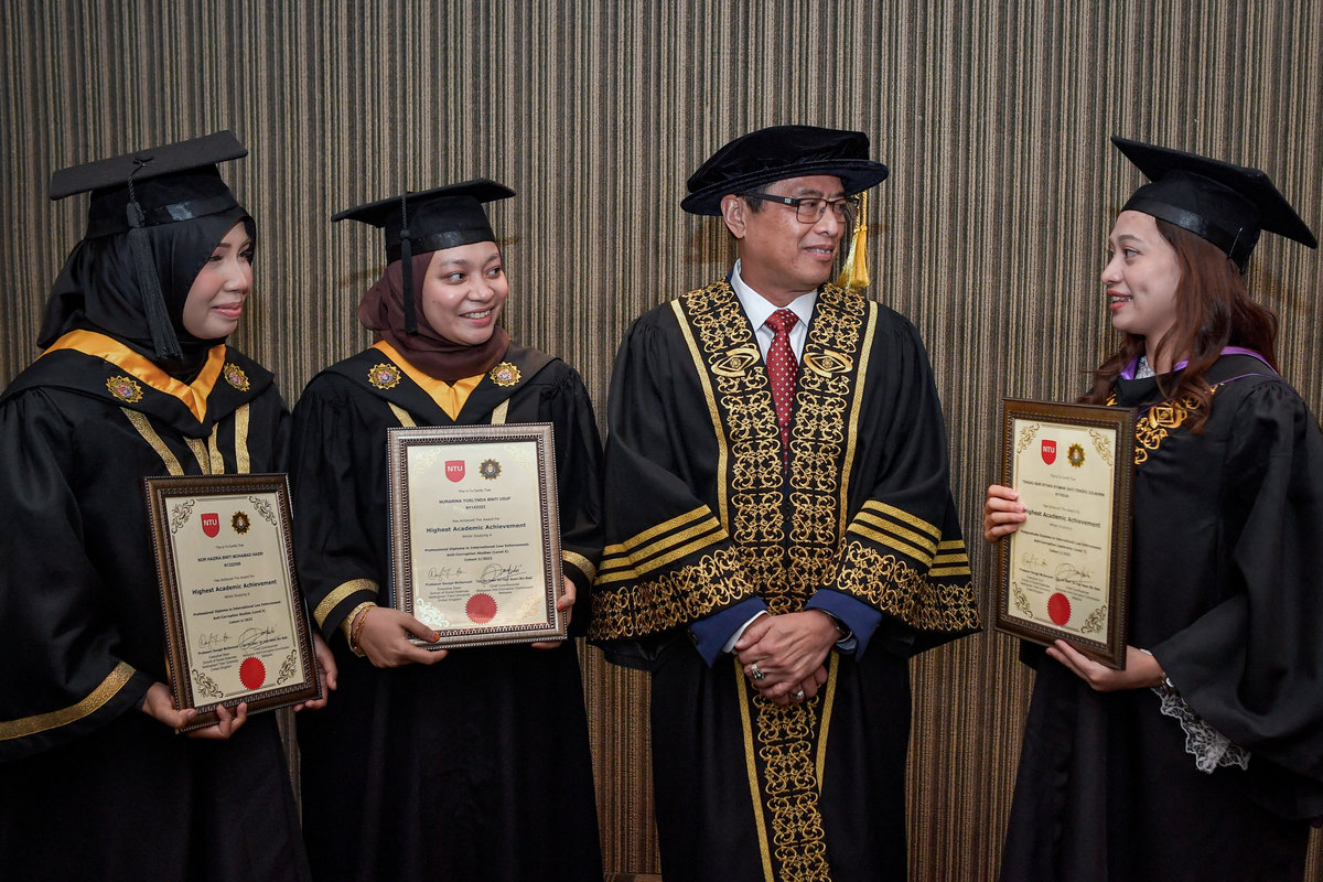 Tan Sri Azam Baki, Chief Commissioner of the Malaysian Anti-Corruption Commission (MACC), was photographed engaging warmly with award recipients during the 2025 MACC-Nottingham Trent University (NTU) International Law Enforcement Programme Convocation at the Bangi Avenue Convention Centre. - BERNAMApix