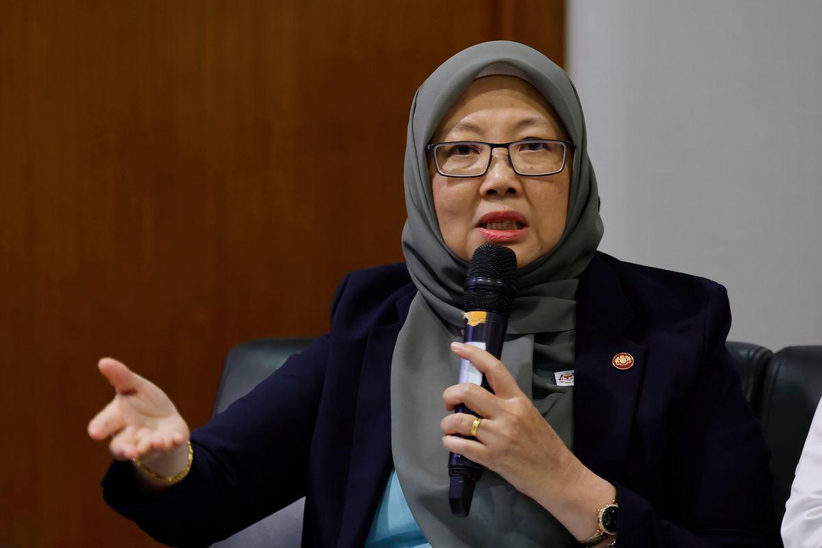 Menteri di Jabatan Perdana Menteri (Wilayah Persekutuan) Datuk Seri Dr. Zaliha Mustafa bercakap pada sidang media mengenai isu Kampung Sungai Baru di pejabatnya hari ini. - BERNAMA