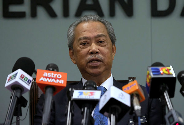 Home Minister Tan Sri Muhyiddin Yassin during a press conference after handing over a letter of appointment to the new DIPG at the Home Ministry today. — Bernama