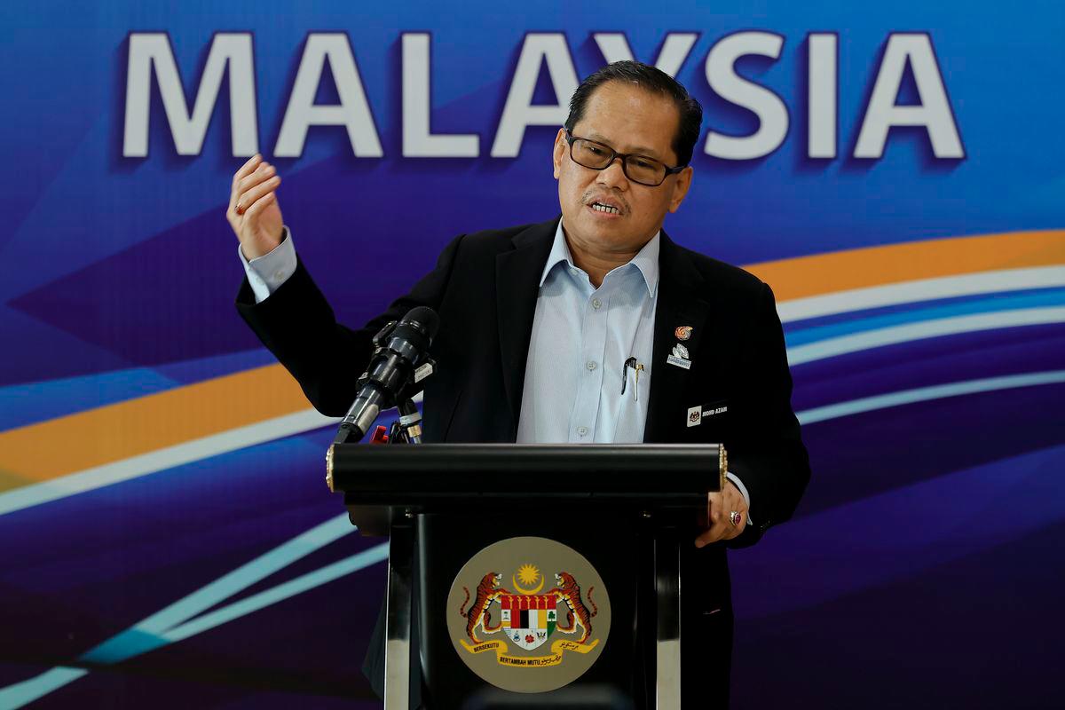 Ketua Pengarah Pendidikan Dr Mohd Azam Ahmad bercakap berkaitan kes salah laku seksual di sebuah sekolah di Melaka pada sidang media khas di Kementerian Pendidikan hari ini. - BERNAMA