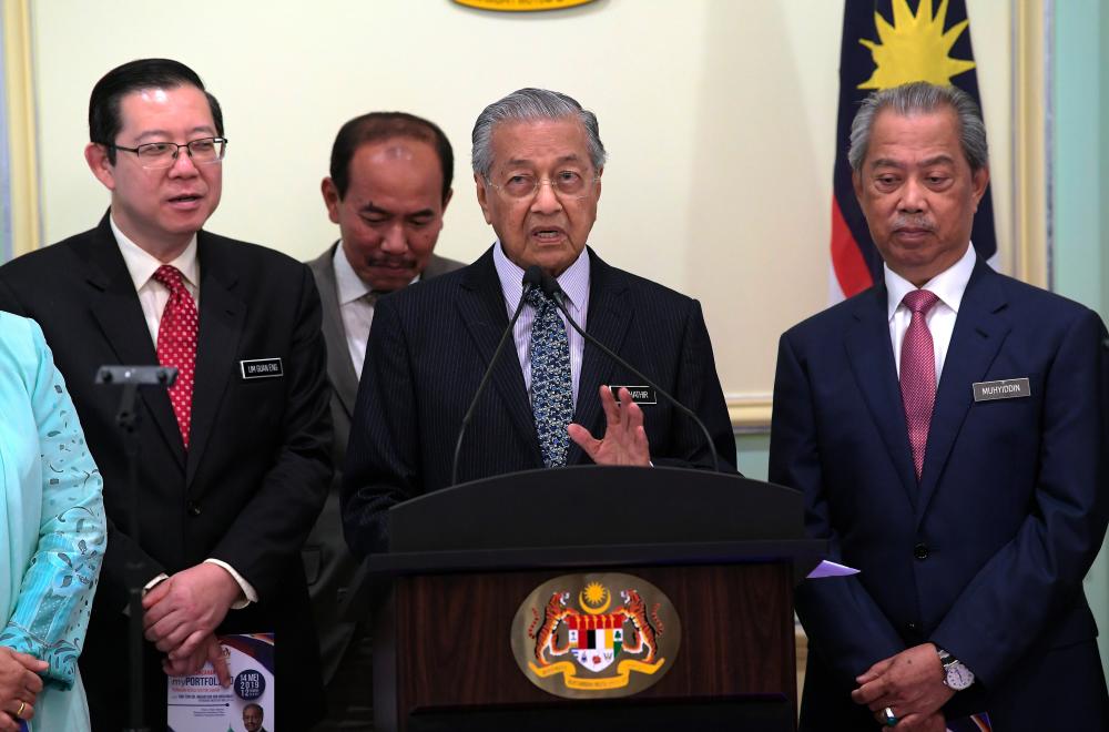 Prime Minister Tun Dr Mahathir Mohamad speaks at the launch of myPortfolio, a strategic management instrument to enhance the service delivery system in Purtrajaya. Also present were Home Minister Tan Sri Muhyiddin Yassin (R), Finance Minister Lim Guan Eng (L) and Chief Secretary to the Government Datuk Seri Dr Ismail Bakar. - Bernama