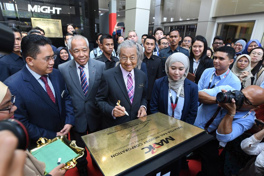 Prime Minister Tun Dr Mahathir Mohamad signs the plaque of the Malaysian Rail Industry Association (MARIC) during the opening of the Largest Domestic Relay Technology Showcase and Technology Showcase and Technology Innovation (TECHNOMART REL 2019) at the High-Tech Industry Cooperation Group (MIGHT), on April 16, 2019. — Bernama