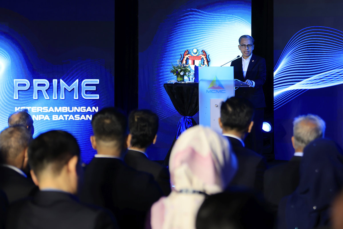 Menteri Komunikasi Datuk Fahmi Fadzil berucap pada Majlis Peluncuran Sistem Komunikasi Radio dan Internet Bersepadu Bergerak (PRIME) di Suruhanjaya Komunikasi dan Multimedia Malaysia (MCMC) hari ini. - BERNAMApix