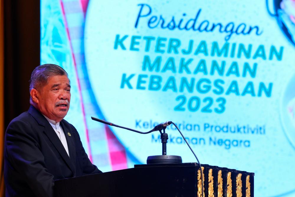 SERDANG, 16 Ogos -- Menteri Pertanian dan Keterjaminan Makanan Datuk Seri Mohamad Sabu berucap pada Majlis Penutupan Persidangan Keterjaminan Makanan Kebangsaan 2023 di Universiti Putra Malaysia (UPM) hari ini. fotoBERNAMA