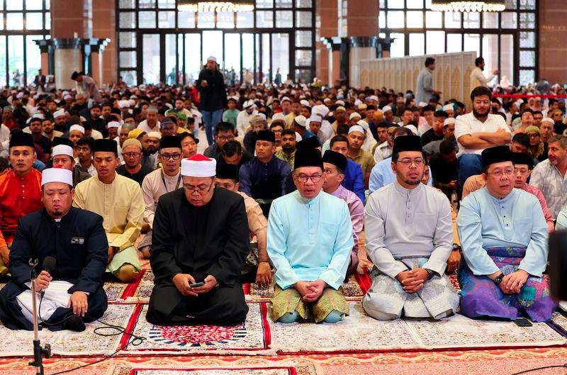 Perdana Menteri Datuk Seri Anwar Ibrahim (tengah) hadir menunaikan solat Sunat Aidiladha di Masjid Putra hari ini. - fotoBERNAMA