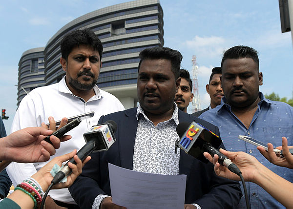 PKR Youth vice–chief Thiban Subramaniam (center) when met at a press conference in front of the Malaysian Anti–Corruption Commission today.