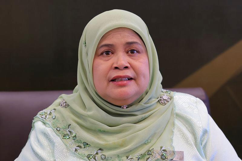 Timbalan Menteri Kemajuan Desa dan Wilayah Datuk Rubiah Wang bercakap pada sidang media selepas menghadiri Anugerah Desa MADANI (ADM) 2024 di Taman Ekspo Pertanian Malaysia Serdang (MAEPS). - fotoBERNAMA