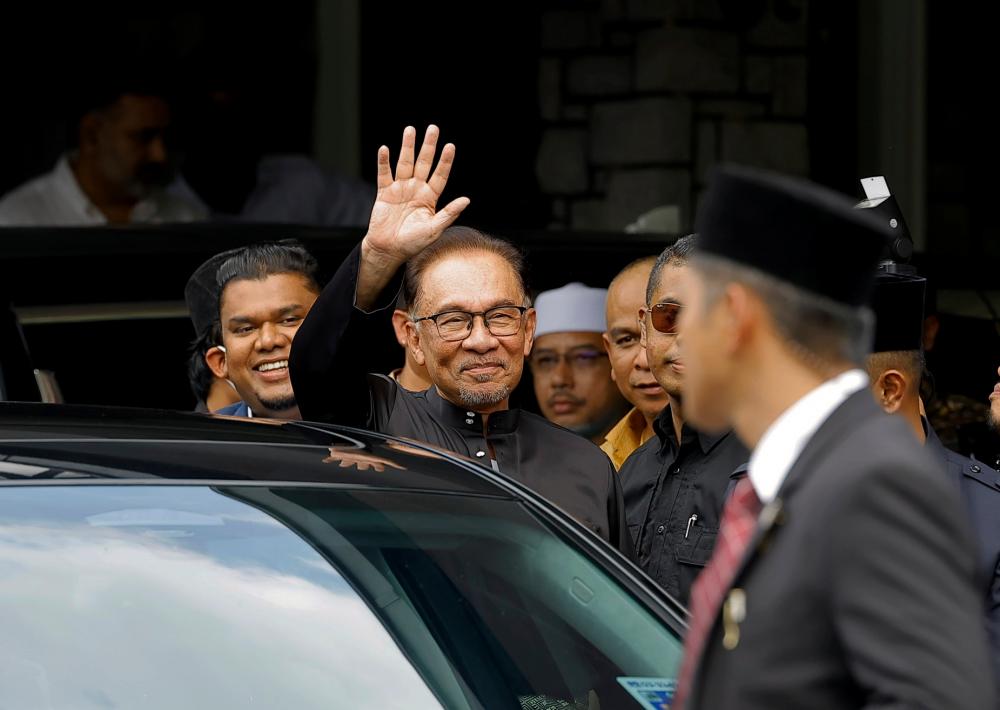 KAJANG, Nov 24 -- Pakatan Harapan (PH) chairman who is also Tambun Member of Parliament Datuk Seri Anwar Ibrahim moved to Istana Negara to be sworn in as the 10th Prime Minister. BERNAMAPIX