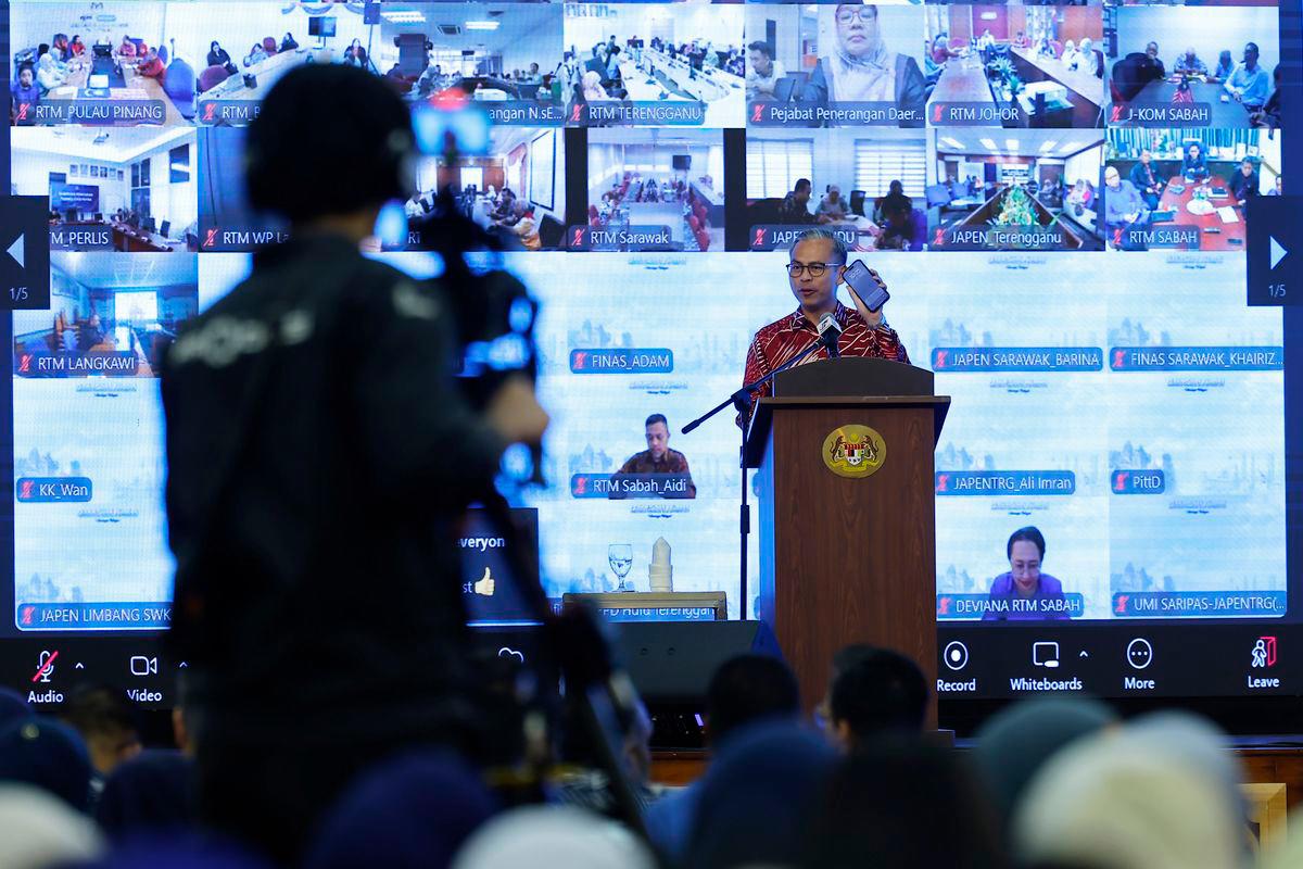 Menteri Komunikasi Datuk Fahmi Fadzil berucap pada Perhimpunan Bulanan Kementerian Komunikasi bagi September 2025 di Menara Komunikasi hari ini-fotoBERNAMA