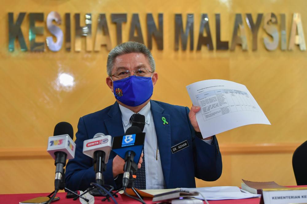 Menteri Kesihatan, Datuk Seri Dr Adham Baba menunjukkan nilai kompaun berdasarkan magnitud kesalahan ketika sidang media March 31, 2021. - Bernama