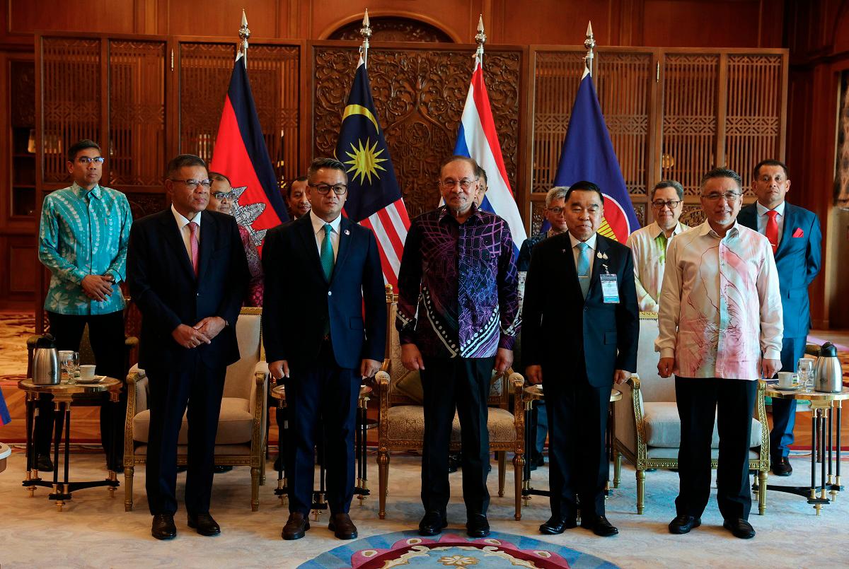 Prime Minister Datuk Seri Anwar Ibrahim (centre) poses for a photo with Deputy Prime Minister and Minister of Defence of Cambodia, General Tea Seiha (second, left), and Thailand’s Acting Minister of Defence General Natthaphon Narkphanit (second, right) at the Perdana Putra Building today. Bernama pic