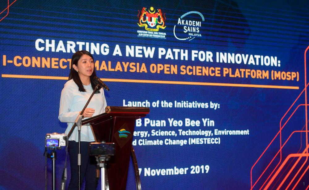 Energy, Science, Technology, Environment and Climate Change Minister Yeo Bee Yin speaks at the launch of the I-Connect and the Malaysia Open Science Platform Initiatives (MSOP) ceremony at the Putrajaya International Convention Center (PICC) today. - Bernama
