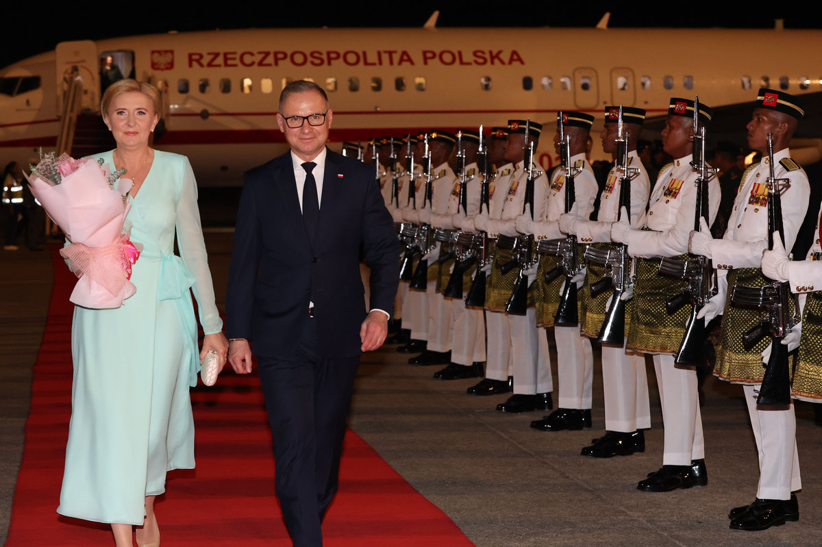 The President of Poland, Andrzej Duda and his wife Agata Kornhauser-Duda have landed at the Bunga Raya Complex of the Kuala Lumpur International Airport here tonight. - BERNAMApix