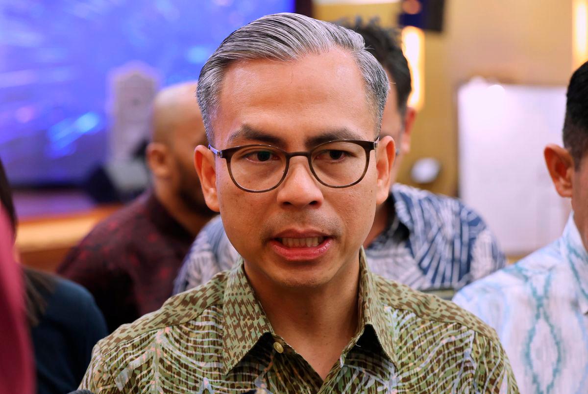 Menteri Komunikasi, Datuk Fahmi Fadzil, bercakap pada sidang media selepas menghadiri Perhimpunan Bulanan Kementerian Komunikasi bagi bulan Jun 2025 yang berlangsung di Menara Komunikasi, hari ini. fotoBERNAMA