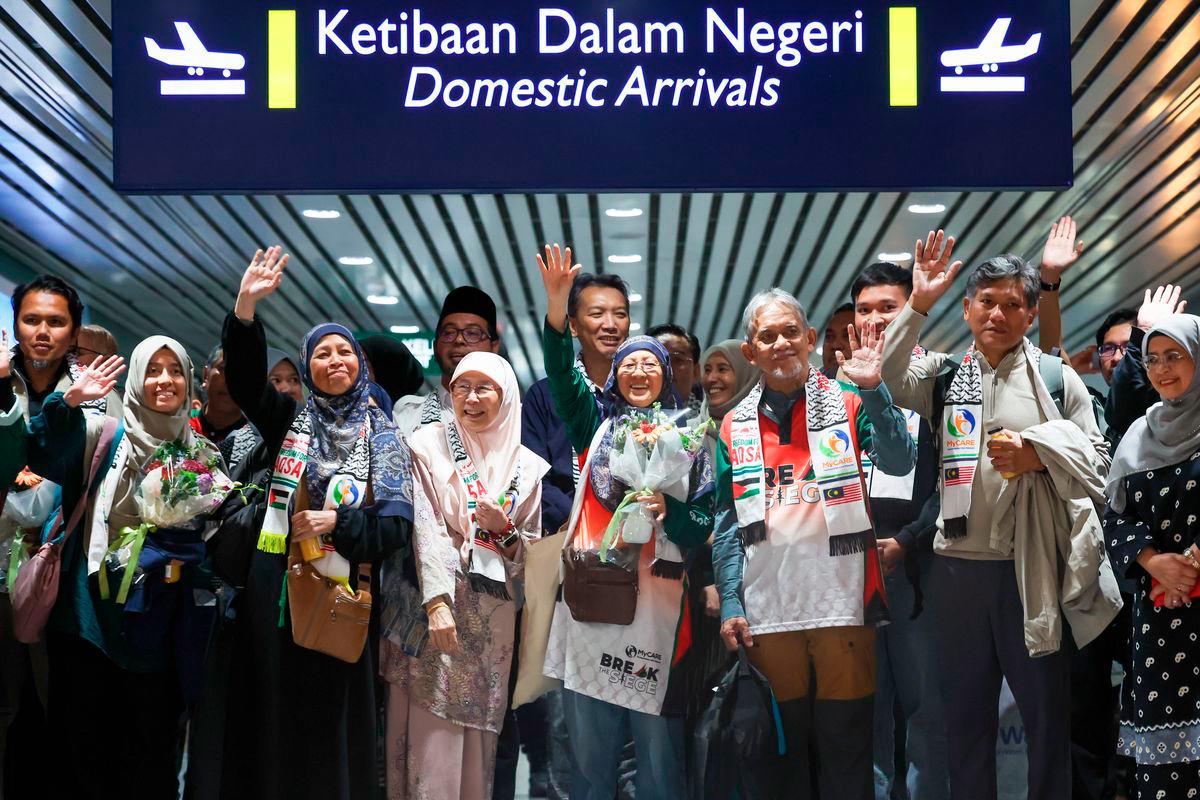 The wife of the Prime Minister, Datuk Seri Dr Wan Azizah Wan Ismail, welcomed the return of nine Malaysian volunteers who participated in the Freedom Flotilla Coalition (FFC) and Thousand Medleens to Gaza (TMTG) mission at Kuala Lumpur International Airport (KLIA) today. - BERNAMA
