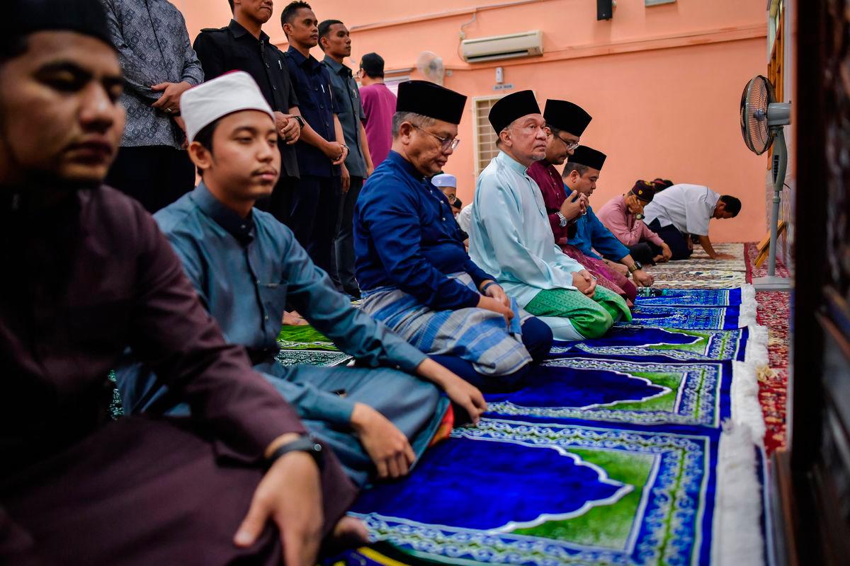 Minister in the Prime Minister’s Department (Religious Affairs) Datuk Dr Mohd Na’im Mokhtar (third from right). Bernamapix