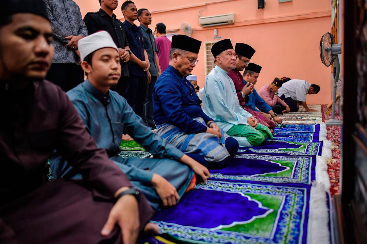 Perdana Menteri Datuk Seri Anwar Ibrahim (empat, kiri) menunaikan solat Jumaat di Surau Al-Muttaqin 5R6, di sini, hari ini.Turut hadir Menteri di Jabatan Perdana Menteri (Hal Ehwal Agama) Datuk Dr Mohd Na'im Mokhtar (tiga, kiri). - BERNAMA