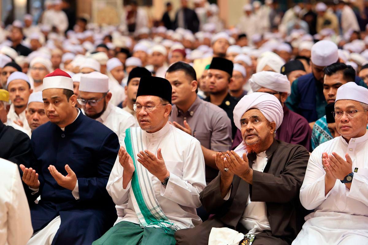 Prime Minister Datuk Seri Anwar Ibrahim joins around 10,000 congregants for Subuh prayer led by Putra Mosque Imam Abdul Karim Zakaria in conjunction with the MADANI Subuh Lecture at Putra Mosque today. Also present were renowned Islamic scholar Al-Habib Umar bin Muhammad bin Salim Ben Hafez and Minister in the Prime Minister’s Department (Religious Affairs) Datuk Dr Mohd Na’im Mokhtar. – BERNAMA