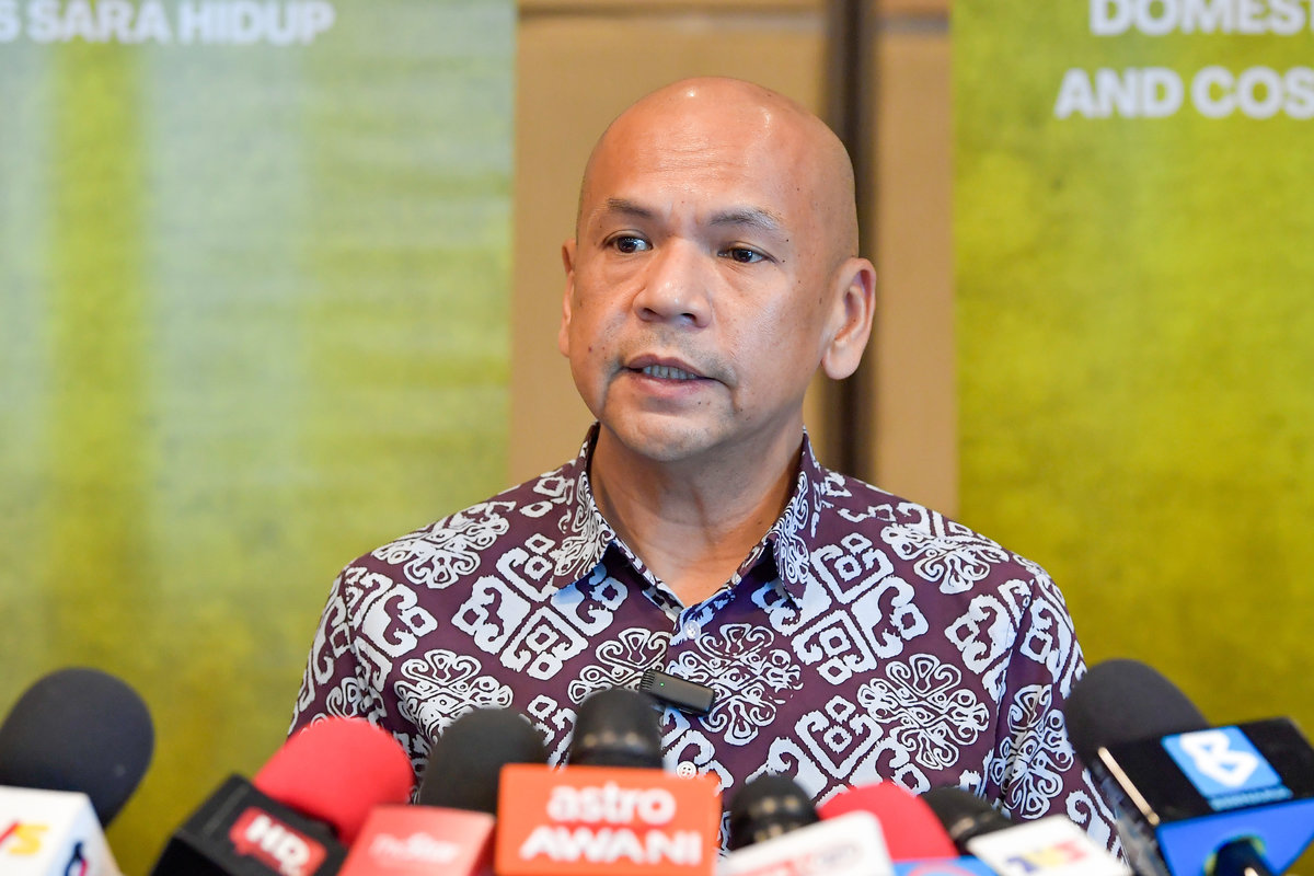 Minister of Domestic Trade and Cost of Living, Datuk Armizan Mohd Ali, at a press conference held in conjunction with the Engagement Session on the Review of E-Commerce Legislation at Zenith Hotel today. - BERNAMA