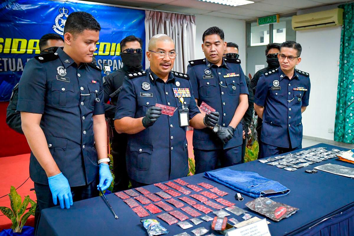 Ketua Polis Daerah Sepang Norhizam Bahaman (dua, kiri) menunjukkan barangan yang dirampas pada sidang media kejayaan tangkapan dan rampasan pelbagai jenis dadah bernilai RM36,500 di daerah Sepang di Ibu Pejabat Daerah Sepang hari ini-BERNAMA
