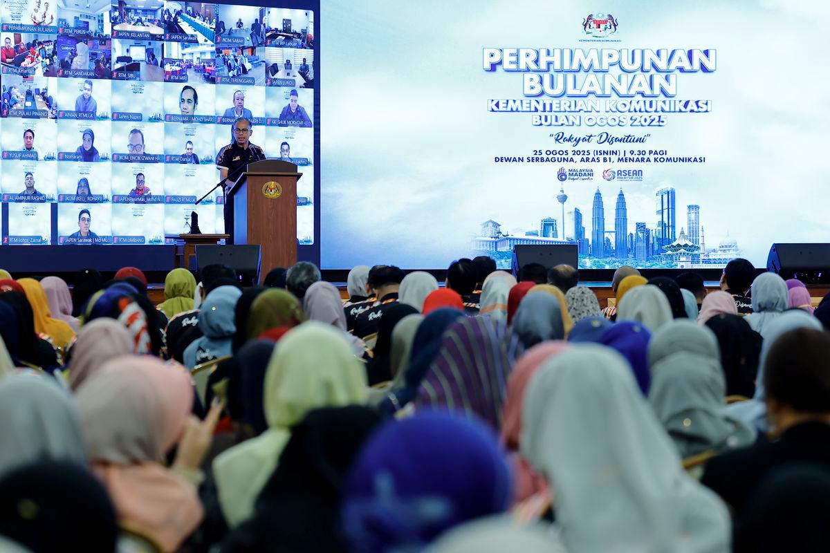 Communications Minister Datuk Fahmi Fadzil delivered a speech at the Ministry of Communications’ Monthly Assembly for August 2025 at Menara Komunikasi today. – BERNAMA