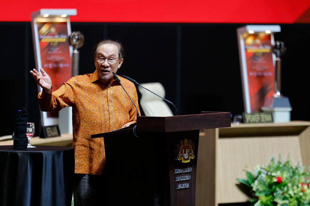 Perdana Menteri, Datuk Seri Anwar Ibrahim menyampaikan ucapan pada Pertandingan Akhir Bahas Piala Perdana Menteri ke-50 Tahun 2025 di Pusat Konvensyen Antarabangsa Putrajaya (PICC), semalam.