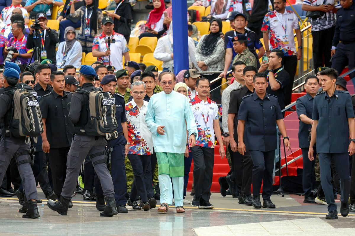 Perdana Menteri Datuk Seri Anwar Ibrahim meluangkan masa meninjau raptai penuh sambutan Hari Kebangsaan 2025 di Dataran Putrajaya hari ini. Turut mengiringi Menteri Komunikasi Datuk Fahmi Fadzil, merangkap Pengerusi Jawatankuasa Induk Sambutan Hari Kebangsaan dan Hari Malaysia (HKHM) 2025 dan Ketua Setiausaha Kementerian Komunikasi Datuk Seri Mohamad Fauzi Md Isa - fotoBERNAMA