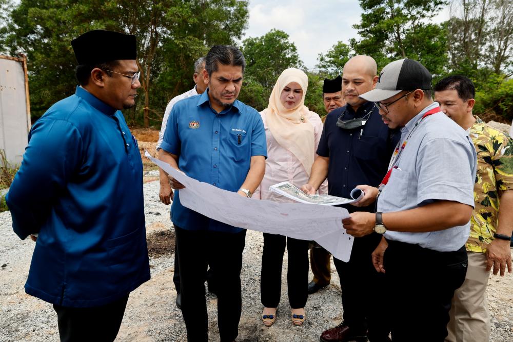 SEPANG, 30 Sept -- Menteri Kanan Pendidikan Datuk Dr Radzi Jidin (dua, kiri) mengadakan lawatan ke tapak projek Sekolah Menengah Kebangsaan Kota Warisan di Kota Warisan hari ini. fotoBERNAMA