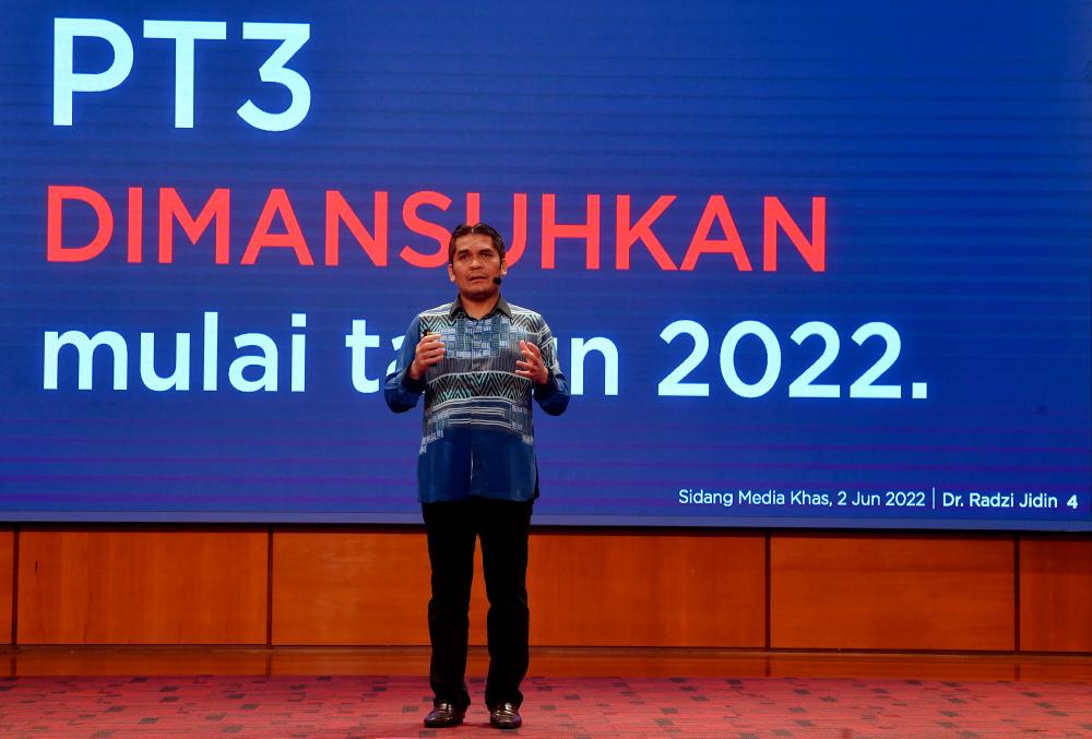 PUTRAJAYA, June 2 -- Senior Education Minister Datuk Dr Mohd Radzi Md Jidin during a special press conference at the Complex E Auditorium today. BERNAMAPIX