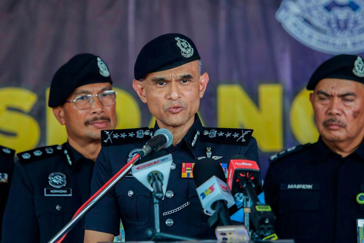 Ketua Polis Selangor Datuk Shazeli Kahar (tengah) - BERNAMA
